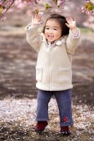 un petit saut pour attraper les sakura dans Shinjuku Gyoen
