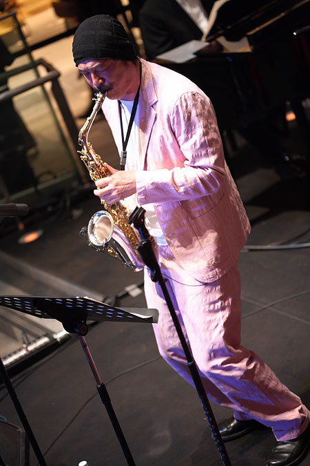 Takeshi Itoh au saxophone
