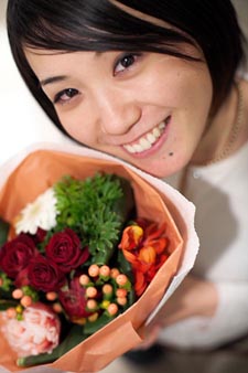 Yuko et son bouquet de fleurs