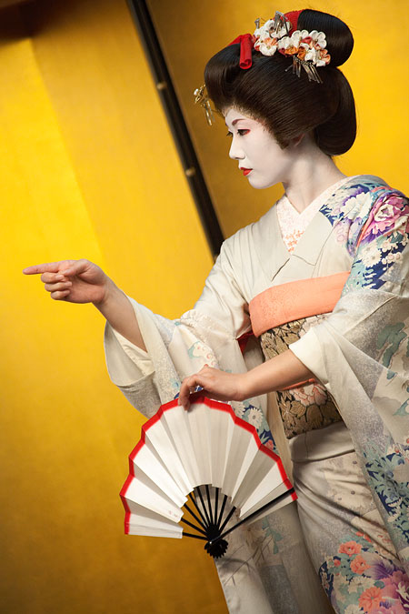 Geisha jouant la comÃ©die en dansant