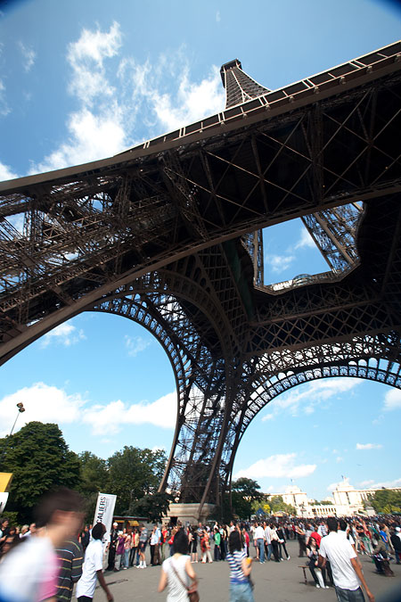 Tour Eiffel vue en contre-plongée