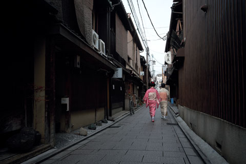 Une maiko-san en plein apprentissage dans Gion, Ã  Kyoto