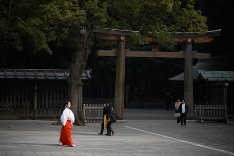 Une disciple du sanctuaire Meiji Jingu dans son Ã©lÃ©gante tenue