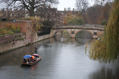 Une barque faisant du "punting" Ã  Cambridge