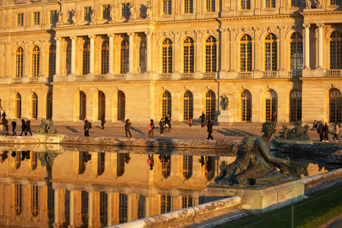 RÃ©flexions dorÃ©es du Palais du Louvre