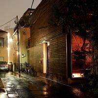 magasin en bois sous la pluie